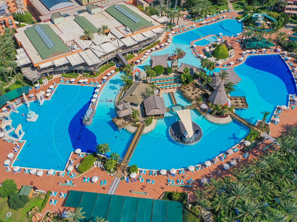 Hotelli. uima-allasalue ja uima-allasbaari