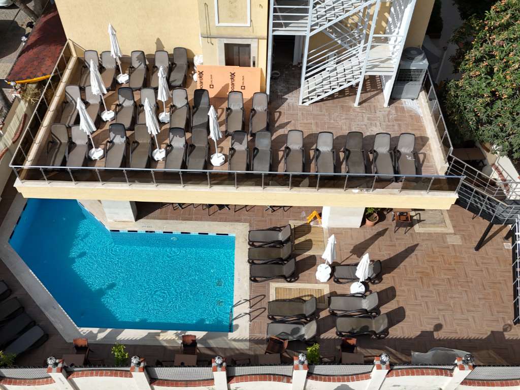 Hotellin pienempi uima-allas snackbaarin luona