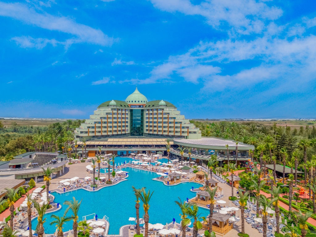 Hotelli ja siihen kuuluva allasalue