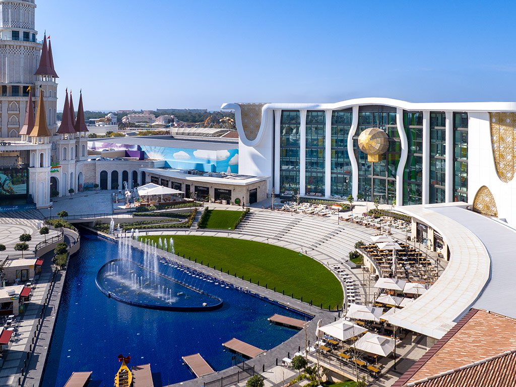 Hotellialue suihkulähteellä, jossa on vesi- ja valoshow