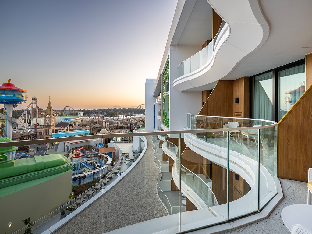 Näkymä hotellihuoneesta hotellin omaan huvipuistoon