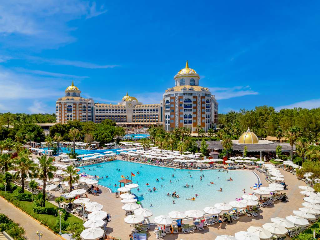 Hotelli ja uima-allasalue