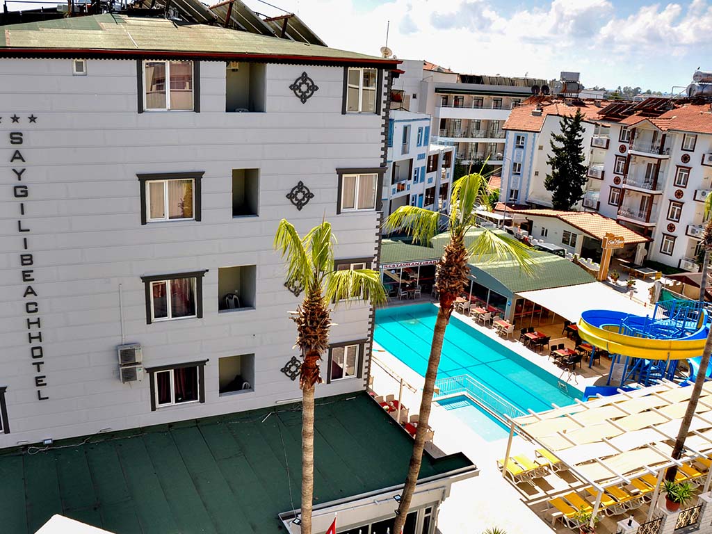 Hotellirakennus ja uima-allasalue