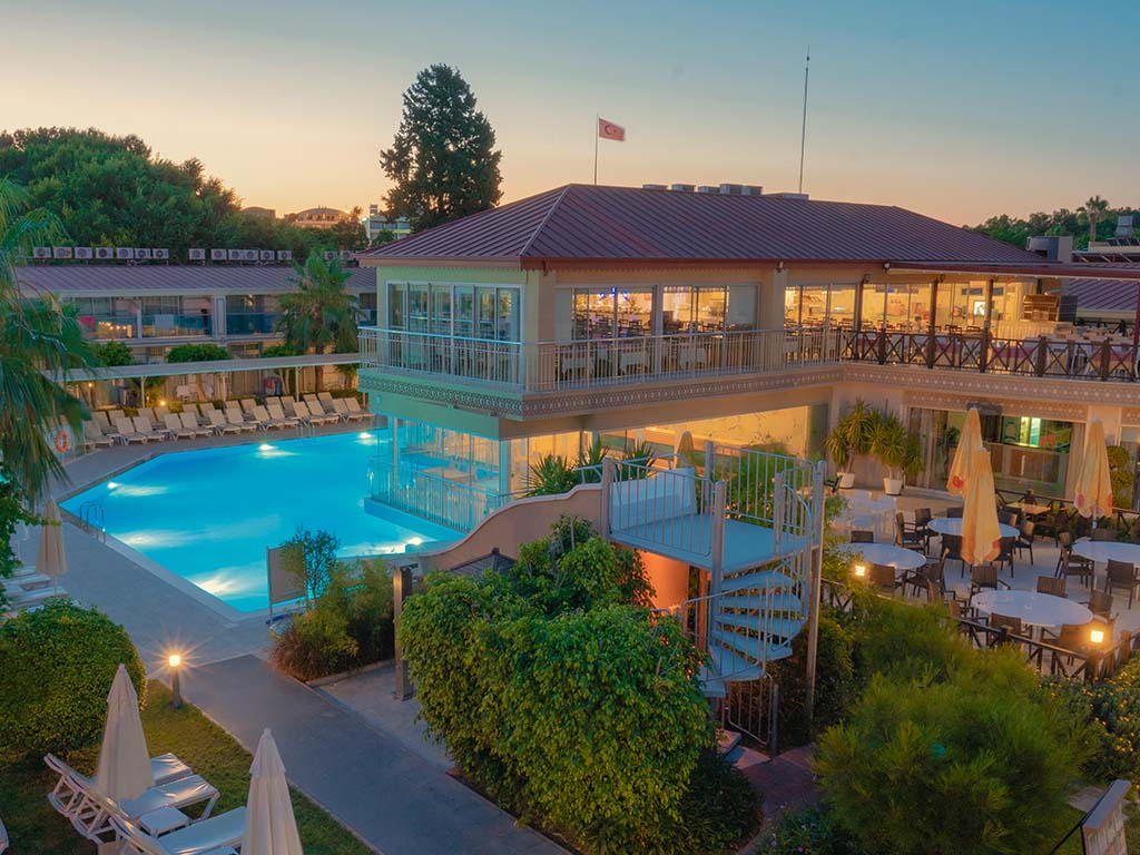 Allasalue ja buffetravintola