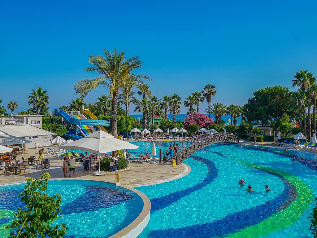 Terrace Beach Resort ja ranta